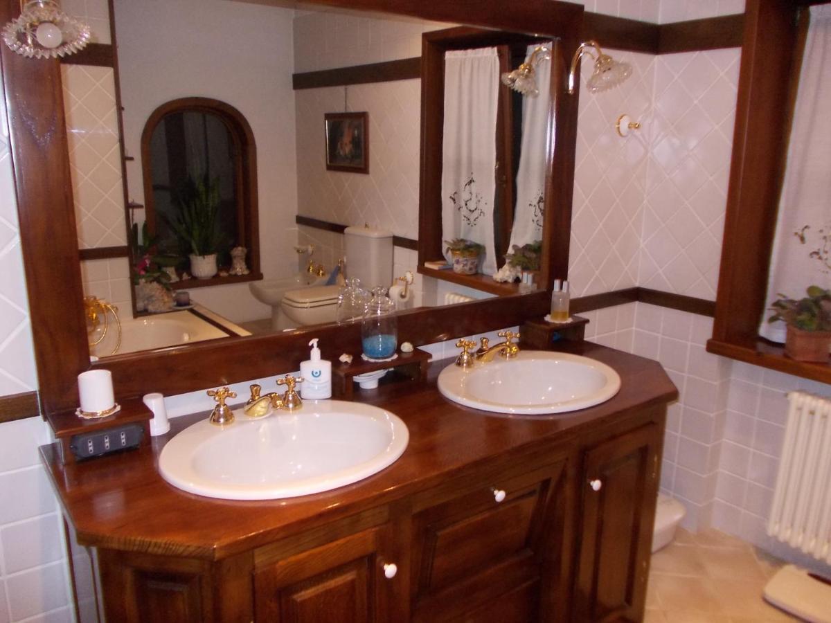 Les Hirondelles Bed & Breakfast เฟนิส ภายนอก รูปภาพ
