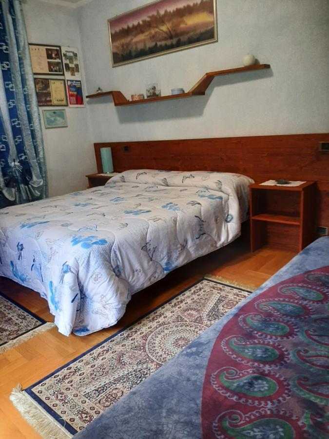 Les Hirondelles Bed & Breakfast เฟนิส ภายนอก รูปภาพ